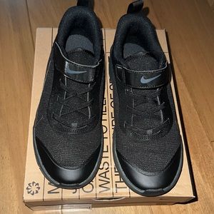 NWT Nike Kids black velcro omni multi court sneaker sz 2.5Y